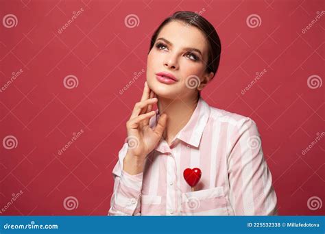 Portrait Dune Jolie Femme Joyeuse En Forme De Coeur Rouge Sur Fond