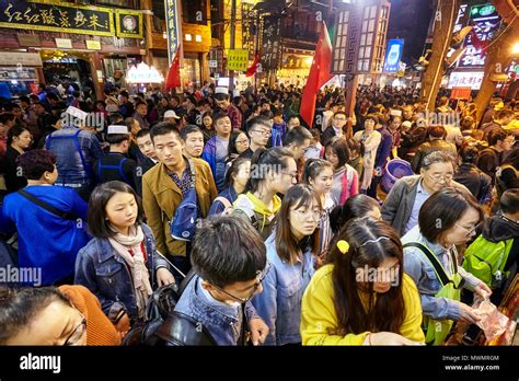 Xian China October 5 2017 Crowded People Wait To Order Street Food