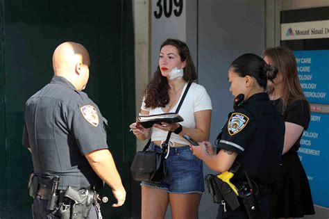 Une Femme Frappée Au Visage Par Des Voyous Armés à La Station De Métro De New York Alors Que La
