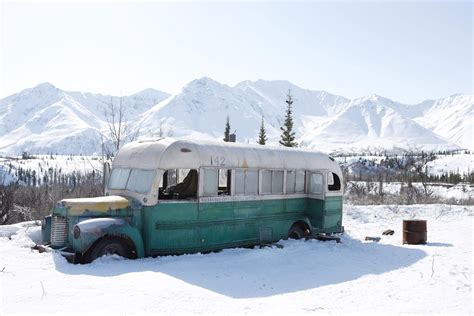 el fin de una era retiran el famoso autobús de into the wild de su ubicación en alaska