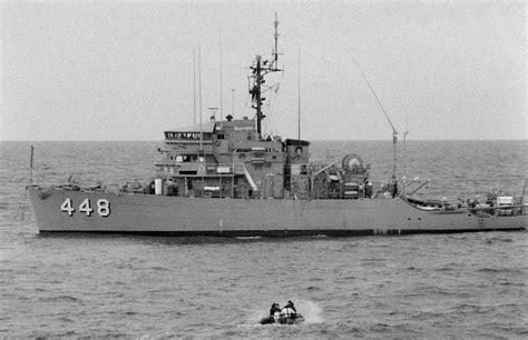 Divers In A Inflatable Boat Head For The Ocean Minesweeper Uss Illusive Mso 448 For A Survey