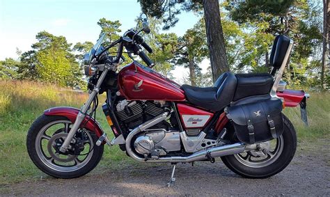 In this version sold from year 1995 , the dry weight is 245.0 kg (540.1 as for stopping power, the honda vt 1100 c shadow braking system includes single disc size at the front and single disc size at the back. Honda VT1100C Shadow