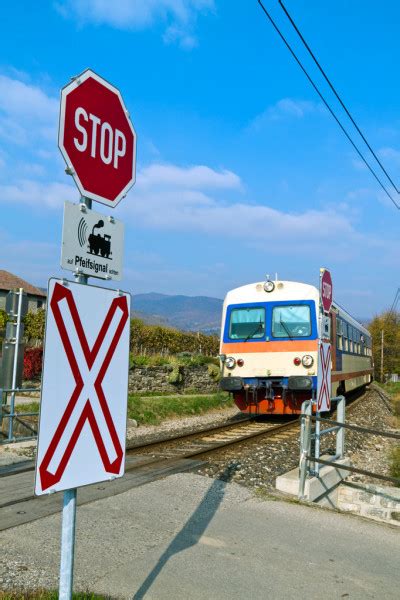 Il Segnale Raffigurato Preannuncia Un Attraversamento Ferroviario Senza Barriere - ¡Bravo! 48+ Listas de Segnale Attraversamento Ferroviario Senza
