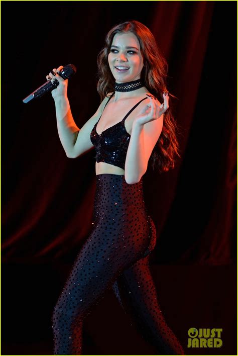 Hailee Steinfeld Performs In Miami Before Heading To TIFF Photo Hailee Steinfeld