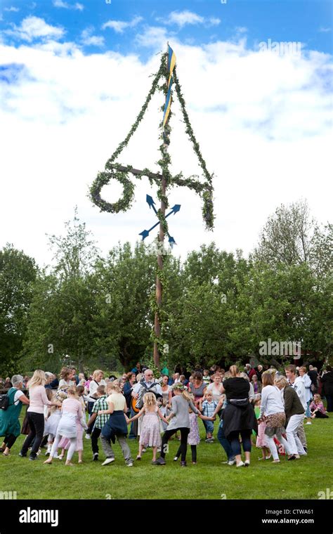Maypole Dancing Sweden Hi Res Stock Photography And Images Alamy