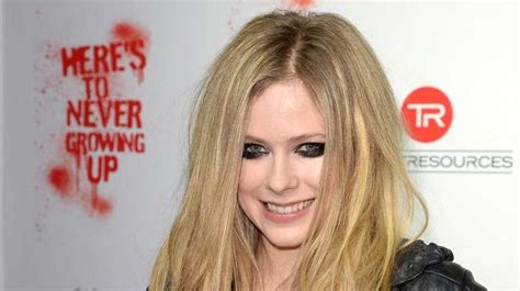 Avril Lavigne Ex Deryck Whibley Formally Removes Her Name Newsday