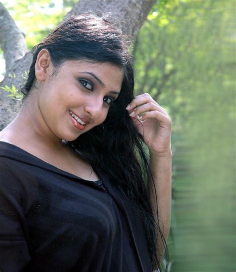 actress monica hot saree pictures