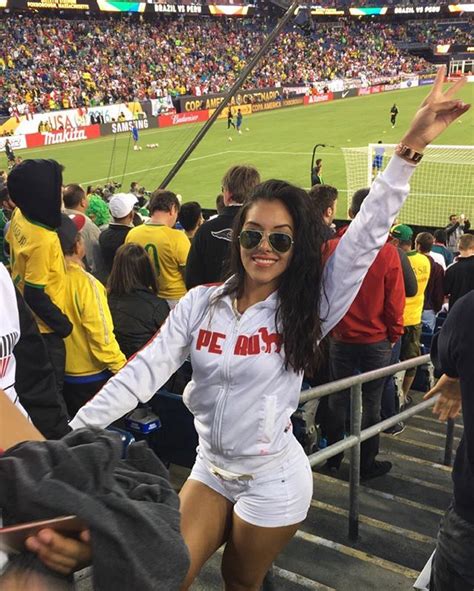 Las Chicas Peruanas Mas Lindas Hinchas Peruanas En El Estadio Nacional De Lima Perú