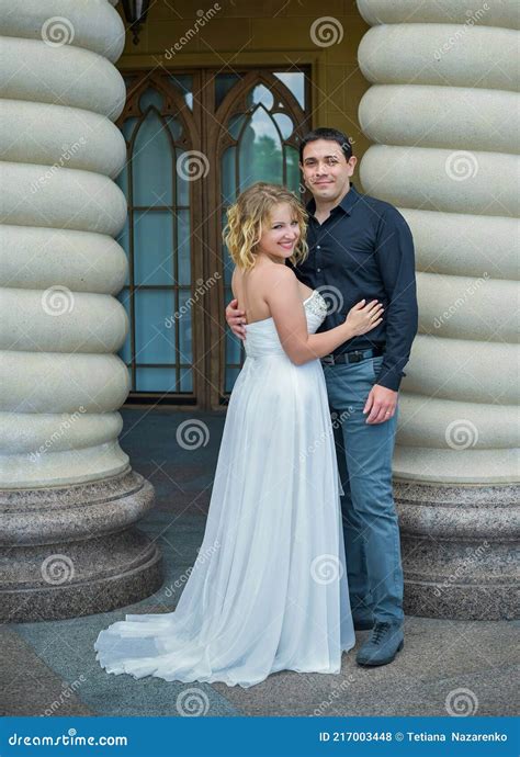 Ehepaar Im Garten Schön Plus Größe Braut Mit Einem Bräutigam Stockfoto