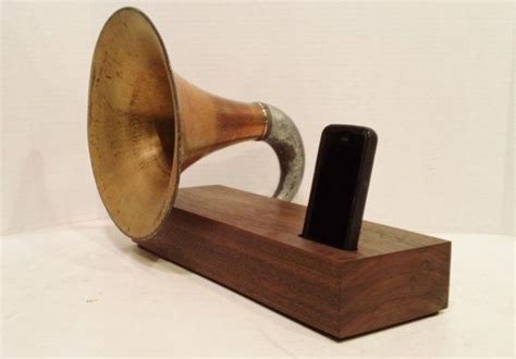Acoustic Iphone Speaker Dock Utilizing A Vintage Antique Gramophone