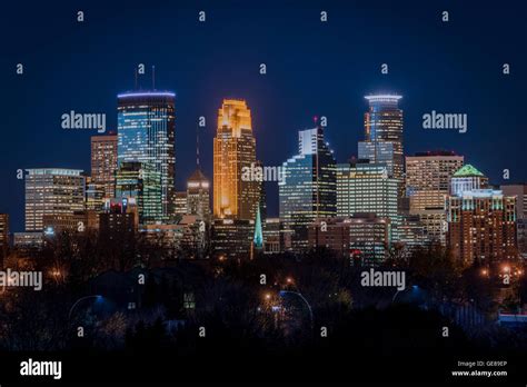 Night Time Minneapolis Skyline Stock Photo Alamy