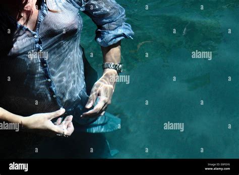 Voll Bekleidete Frau In Einem Schwimmbad Stockfotografie Alamy