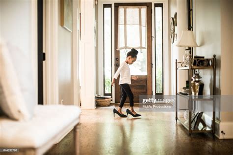 Daughter Wearing Mothers High Heels Foto Stock Getty Images