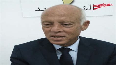 برز الأستاذ الجامعي قيس سعيد بكثرة منذ حلول الثورة التونسية ليوضّح للشعب التونسي أخطاء الدستور ويبسّط التعديلات التي طرأت عليه بكل احترام ومرجعية أكاديمية. قيس سعيّد: تونس تعيش مرحلة جديدة من تاريخها - YouTube
