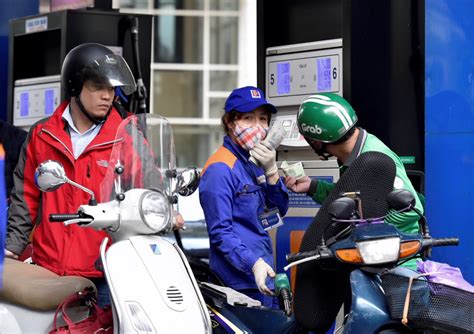 Việc điều chỉnh giá bán và sử dụng quỹ bình ổn giá xăng dầu được thực hiện kể từ 15h00, chiều nay (12/8). Từ 15h hôm nay, giá xăng dầu đồng loạt giảm