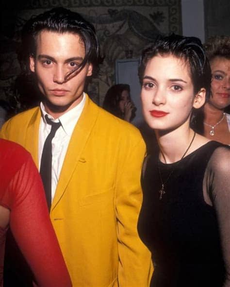 Winona ryder has johnny depp's back. Johnny Depp and Winona Ryder | 조니 뎁, 70년대 패션, 90년대 스타일