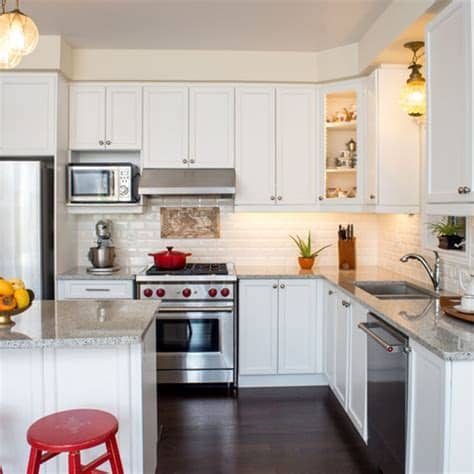 Conjunto de muebles de comedor sencillos para cocinas baratas. Ideas low-cost para decorar tu cocina y aprovechar el espacio