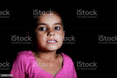 리틀 인도어 여자아이 입석 세로는 검은색에 대한 스톡 사진 및 기타 이미지 검은색 격노한 귀여운 Istock