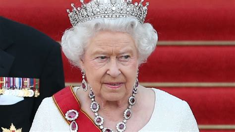 10 000 to celebrate queen s 90th birthday in britain s biggest ever street party mirror online