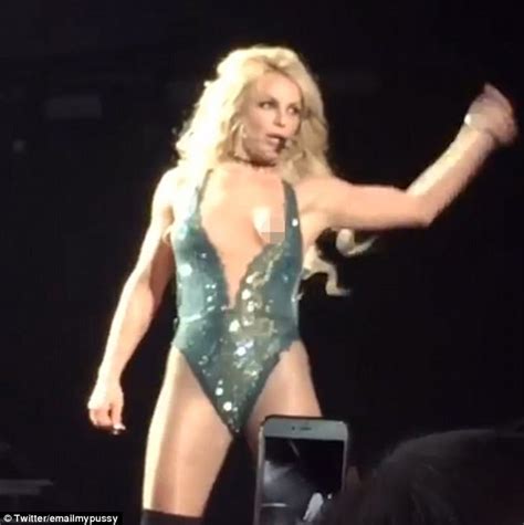 Britney Spears Suffers Wardrobe Malfunction In Las Vegas Daily Mail