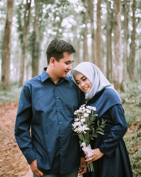 Warm and romantic prewedding photo that looks. Foto Prewedding Outdoor Paling Populer & Recommended