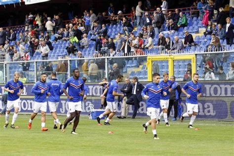 Preziosi show con gli sfottò dal cielo per la sampdoria. Samp in Europa League e Genoa in Serie B, sfottò social ...