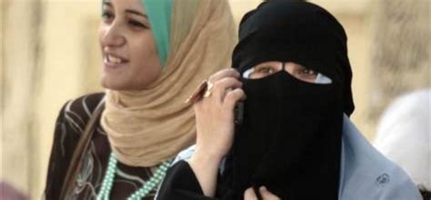Banyak perempuan muslim di negara jiran ini yang mengenakan jilbab tradisional. Foto Perempuan Berhijab Tampak Samping - foto cewek cantik