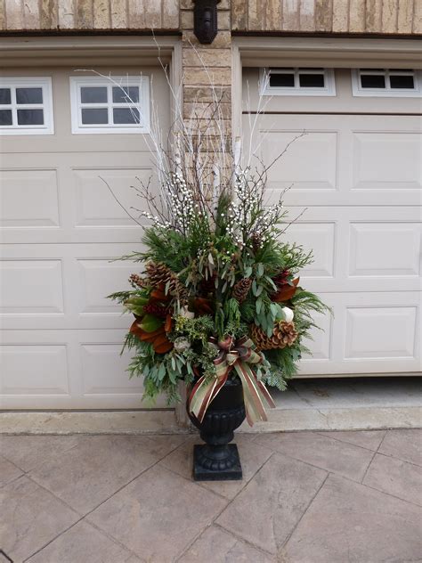 10 Christmas Planters For Front Porch Decoomo
