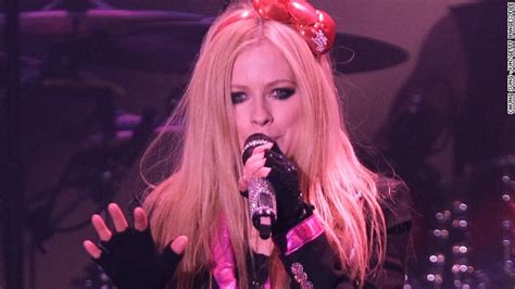 Avril Lavigne Reveals Battle With Lyme Disease Cnn