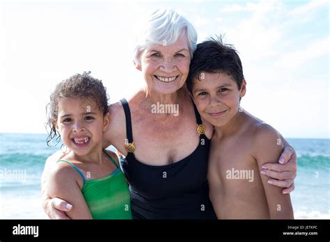 Portrait Der Kinder Mit Oma Am Strand Stockfotografie Alamy