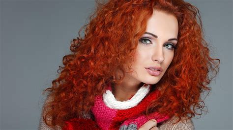 Mujer con pañuelo rojo con gris como fondo mujer modelo pelirroja cabello largo Fondo de