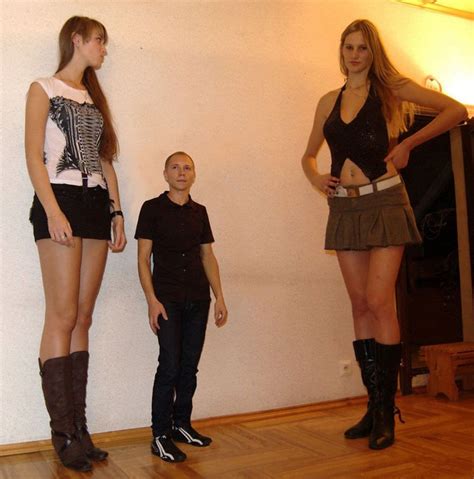 23 Tall Women Who Dwarf Everyone Around Them Tall Women Women Tall
