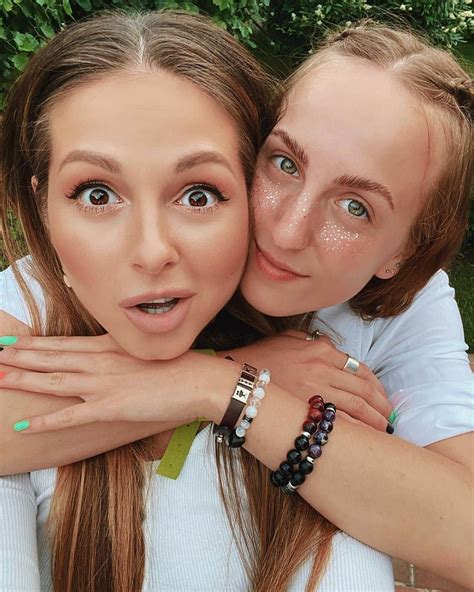 ru tvさんのインスタグラム写真 ru tvinstagram 「😇 nyusha со своей младшей сестрой Марией Какие красивые