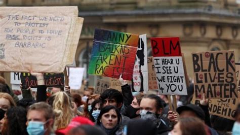 ロンドンで極右デモと警察が衝突 差別反対の平和的抗議も続く中で Bbcニュース