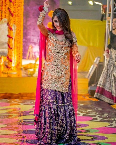 Pin Hãssåñ Rãjpöøt SöñÜ Mehendi Outfits Bridal Dresses Pakistan