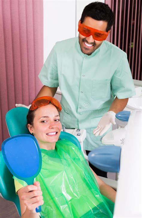 Dentista Que Visita Paciente De La Mujer Foto De Archivo Imagen De