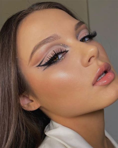 2022 makeup trends to add to your makeup routine blush and pearls