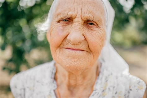 Premium Photo Elderly Happy Woman Outdoor Portrait