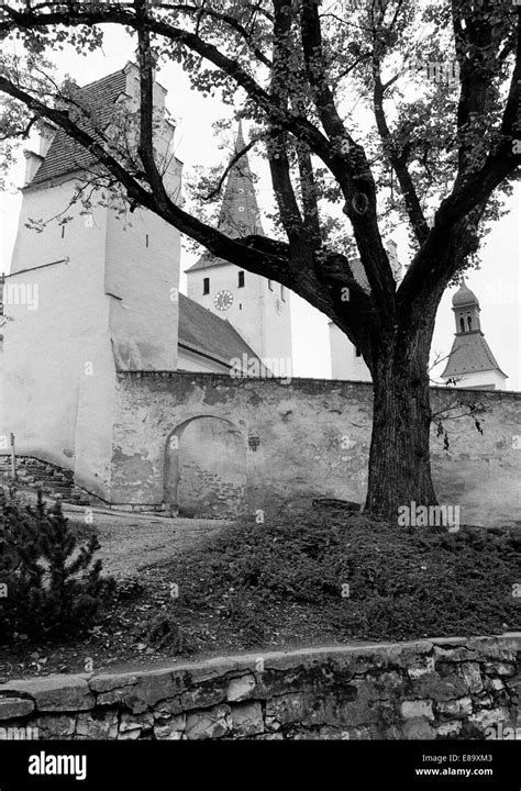 Achtziger Jahre Wehrkirche Mariae Geburt Kirchenburg Mit Ringmauer In