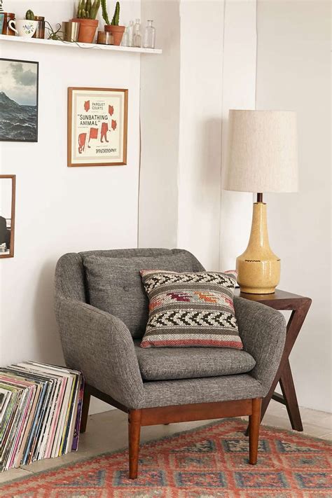 Upholstery cover available in leather, fabric. 7 Tips On Choosing Suitable Accent Chairs For A Living ...