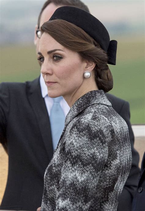 Kate Middleton S Affiche Toujours Avec Des Chignons Impeccables Puretrend