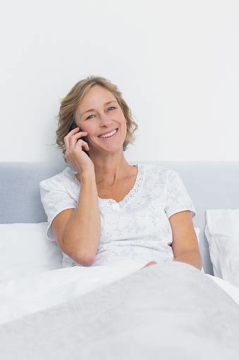 Glückliche Blonde Frau Telefonieren Im Bett Stockfoto Und Mehr Bilder