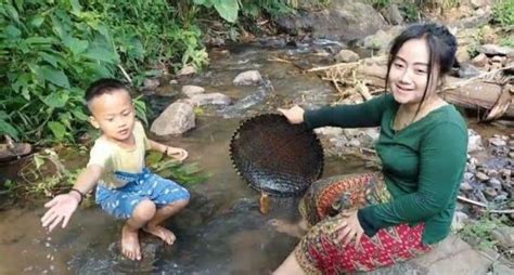 Janda Desa Garut Cari Ikan Di Sungai Untuk Makan Anaknya