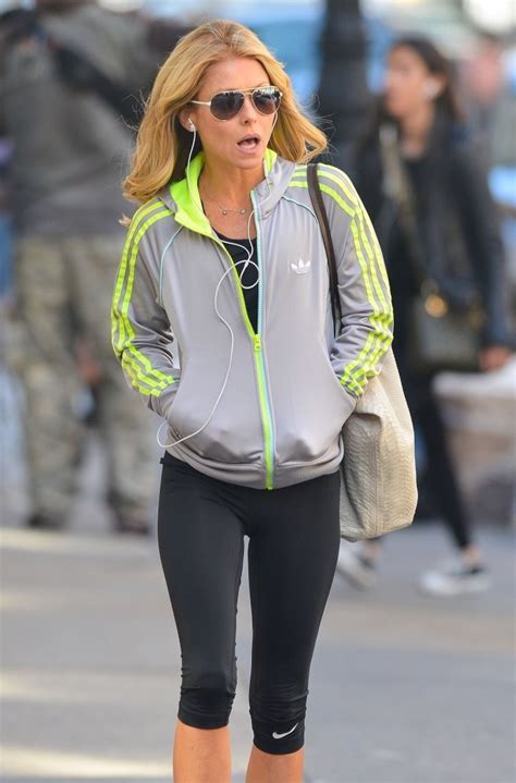 Kelly Ripa Out For A Walk In Nyc Zimbio