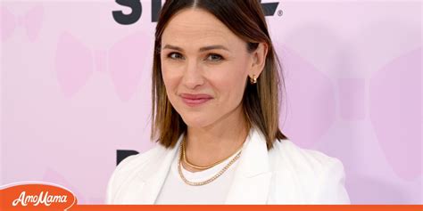 makeup free jennifer garner shows her relatable side while sitting on the floor in red overalls
