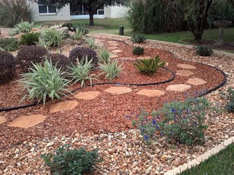 White gravels are so popular to cover the lot and to give more natural decoration. Wanted backyard photos or side yard without grass | Front ...