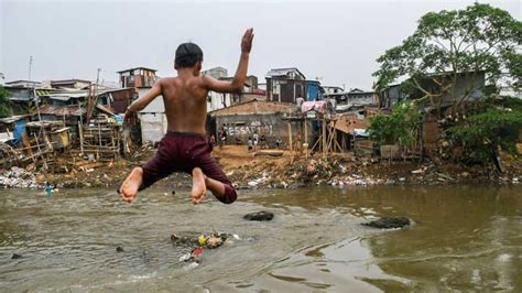 Potret Asyiknya Anak Anak Bermain Di Sungai Ciliwung Foto