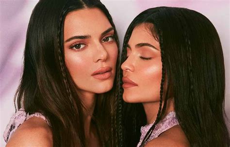 Kendall E Kylie Jenner Quebram A Internet Ao Posarem Juntas De Lingerie