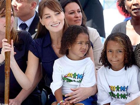 Carla Bruni Sarkozy Des Podiums à Lelysée Elle