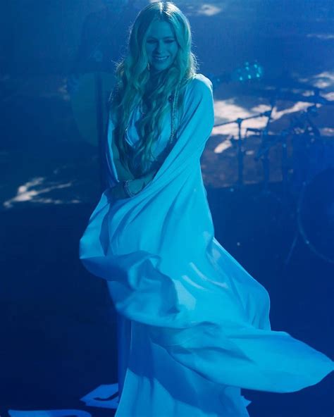 最純潔荷蘭寶の阿嬤南宇 愛 Avril Lavigne Head Above Water Official Videoavril